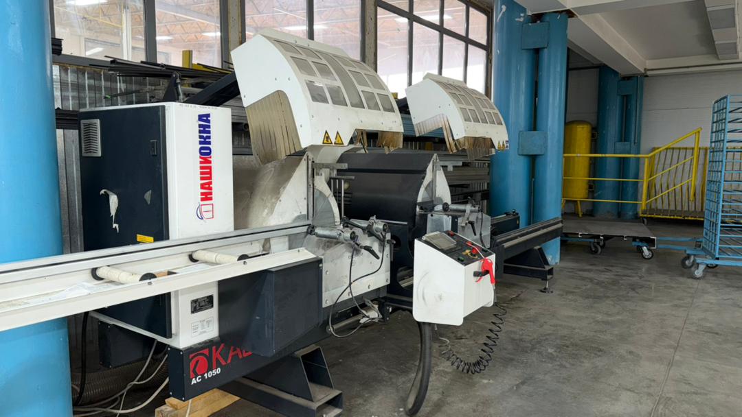 AC 1050 Автоматический двухголовочный станок для распиловки ПВХ профилей”